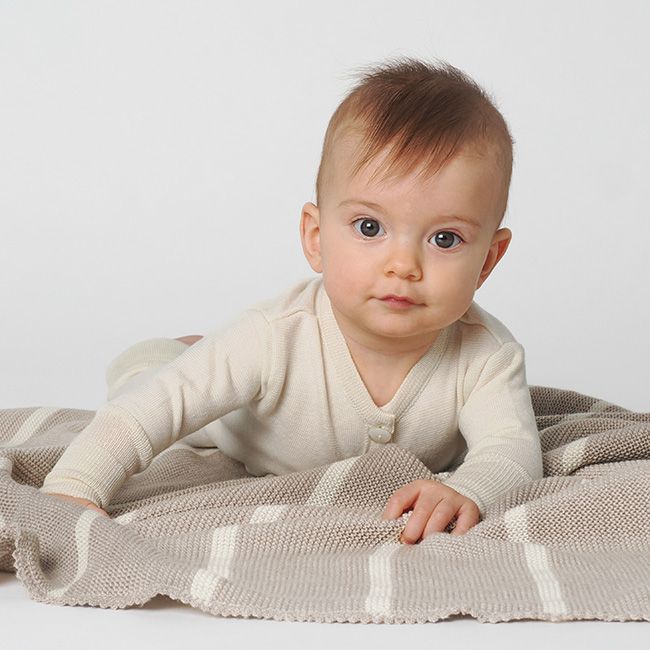 Slätstickad babyfilt , Randig Beige och Vit