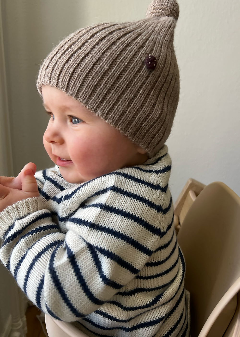 Ribbstickad Mössa med Boll Alpacka, kakao