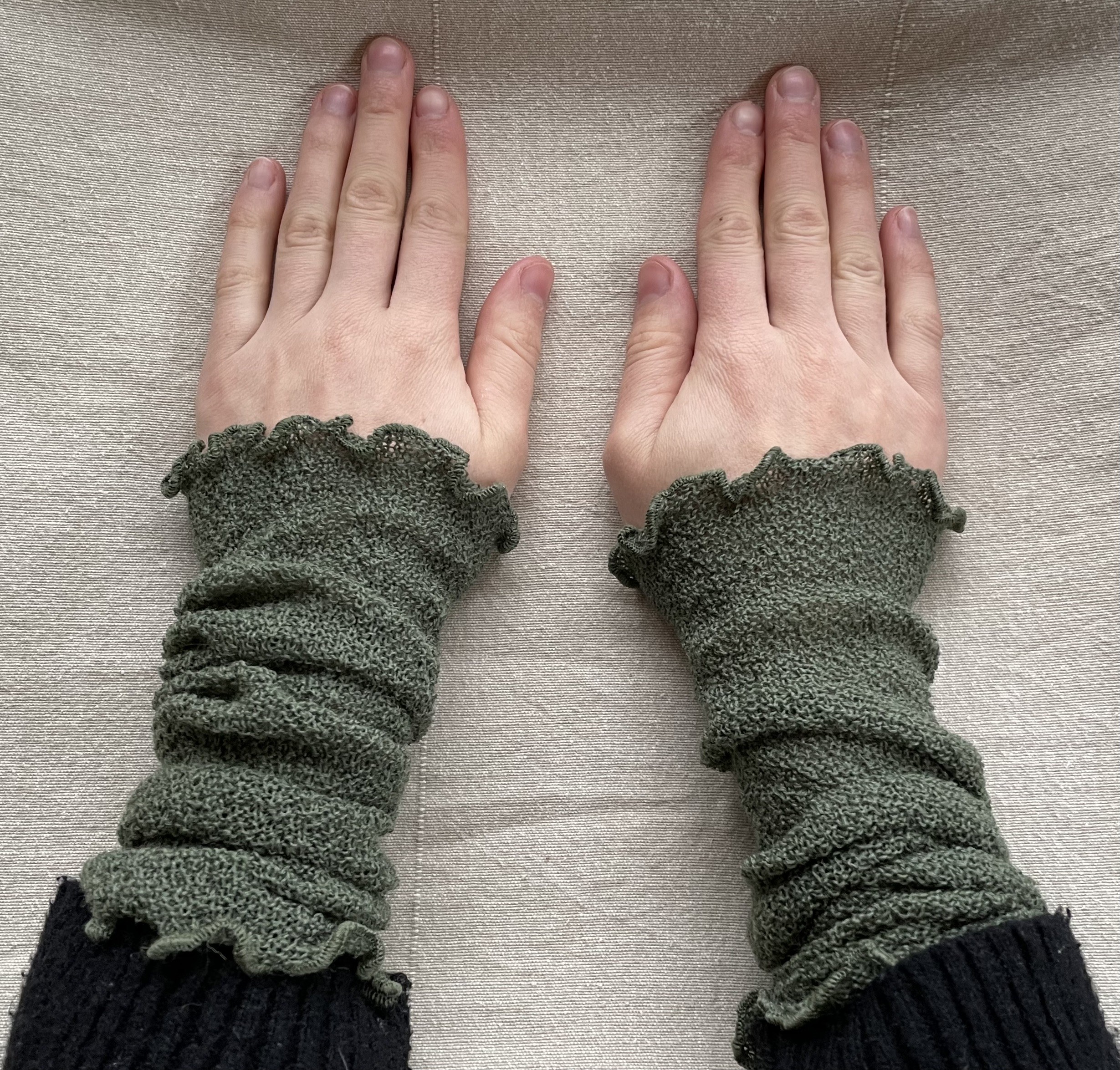 Mossstickad Handledsvärmare  Ull, skogsgrön